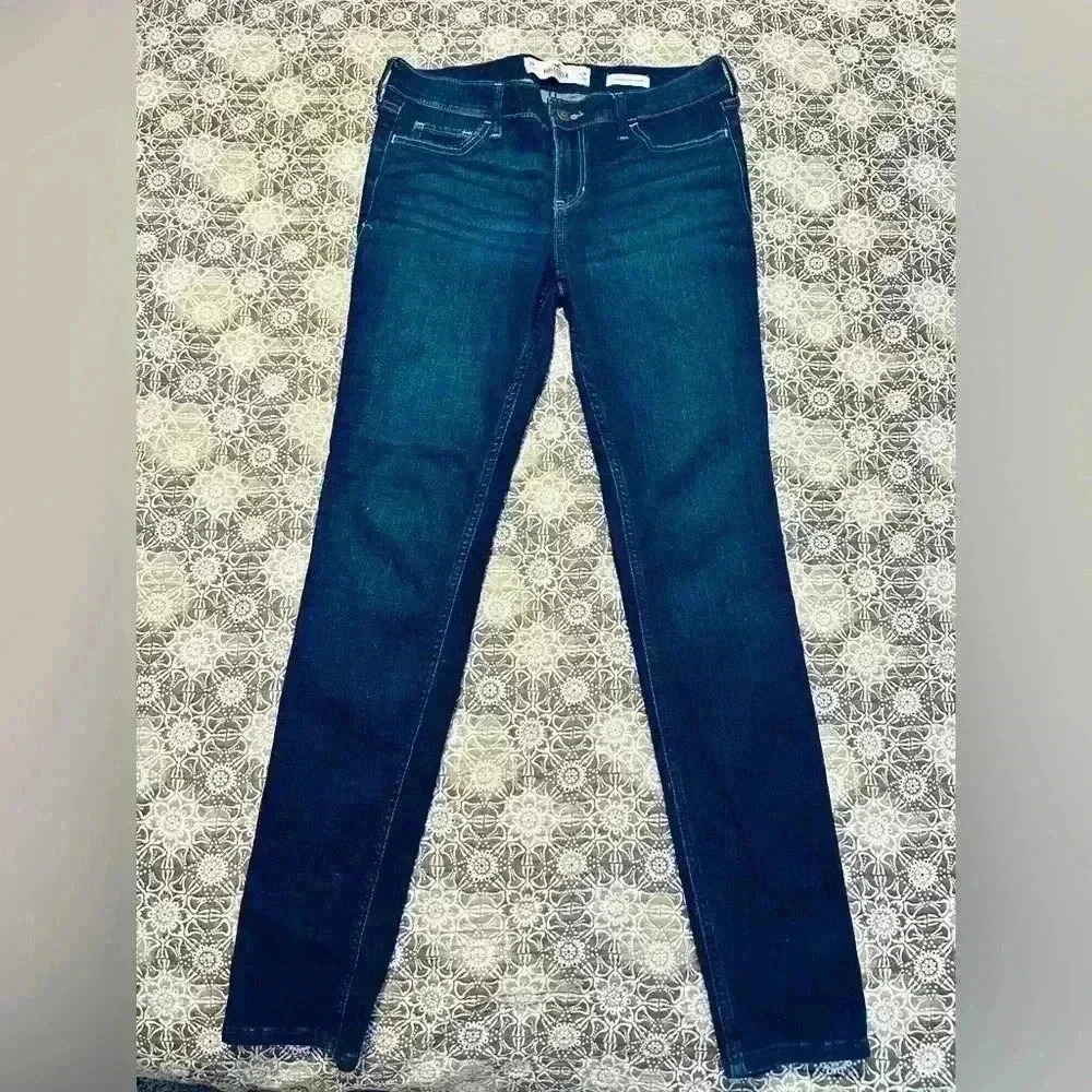 Hollister Low Rise Super Skinny size 28x30.